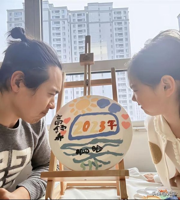 趣投顾 小酒窝和爸爸高云翔在一起的快乐父子时光，这一刻酒窝是幸福的！