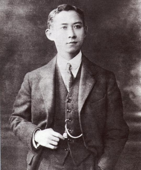 千汇网 泰王苏提达去给爷爷铜像献花，欧拉弄高调走国王夫妇身后，其他小主都没来